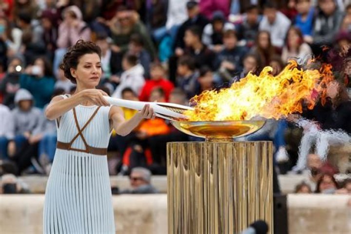 Who lit the Olympic flame in 2018